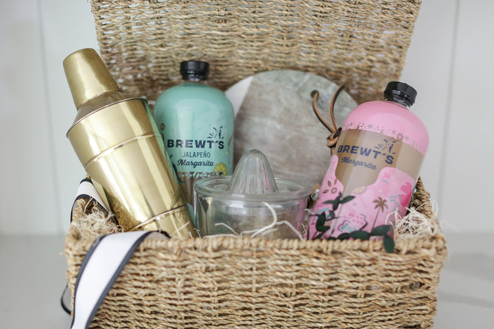 Say "cheers" to new beginnings with this realtor gift basket! Packed with all the essentials for crafting the perfect margarita - Brewt's mix, a glass juicer, a brass shaker, and a marble board - this thoughtful gift shows you care about the details. #newhomegift #clientclosinggift #realestatelife #margaritalover